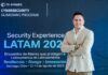 TD SYNNEX y Cisco: impulsar a los canales en ciberseguridad Fotografía de Uriel Sánchez posando de pie con los brazos cruzados; viste una camisa blanca y un saco beige, con un fondo azul de TD SYNNEX y Cisco que enmarca el evento Security Experience LATAM.