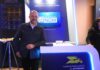 Hornetsecurity fortalece su apuesta por Latinoamérica a través del canal Fotografía de Alejandro Rodríguez, territory senior manager de Hornetsecurity, de pie frente a un stand de exhibición azul con el logotipo de Hornetsecurity by proofpoint.