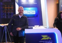Hornetsecurity fortalece su apuesta por Latinoamérica a través del canal Fotografía de Alejandro Rodríguez, territory senior manager de Hornetsecurity, de pie frente a un stand de exhibición azul con el logotipo de Hornetsecurity by proofpoint.