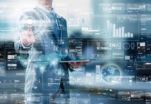 Hitachi Vantara: ¿Sabe dónde están sus datos en la era de la IA? Fotografía de un hombre de traje interactuando con una interfaz digital futurista y translúcida, la cual despliega múltiples paneles luminosos con mapas mundiales, gráficos de barras y flujos de información.