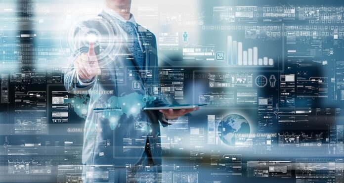 Fotografía de un hombre de traje interactuando con una interfaz digital futurista y translúcida, la cual despliega múltiples paneles luminosos con mapas mundiales, gráficos de barras y flujos de información.