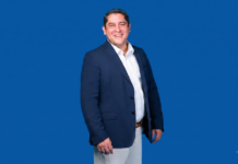 CompuSoluciones premia al canal y fortalece su estrategia de lealtad con “Vendedor ConSentido” e “Integrador ConSentido” Fotografía de medio cuerpo de Víctor Urzúa, quien ocupa el cargo de subdirector comercial en CompuSoluciones. En la imagen, el ejecutivo aparece sonriendo hacia la cámara, vistiendo una camisa blanca sin corbata y un saco oscuro, posando frente a un fondo liso de color azul.