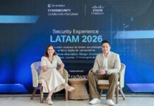 TD SYNNEX y Cisco: impulsar a los canales en ciberseguridad Fotografía de Claudia Cincotto y Uriel Sánchez sentados en sillas de diseño tejido frente a un fondo azul iluminado que promociona el evento Security Experience LATAM 2026, con los logotipos de TD SYNNEX y Cisco Distributor.