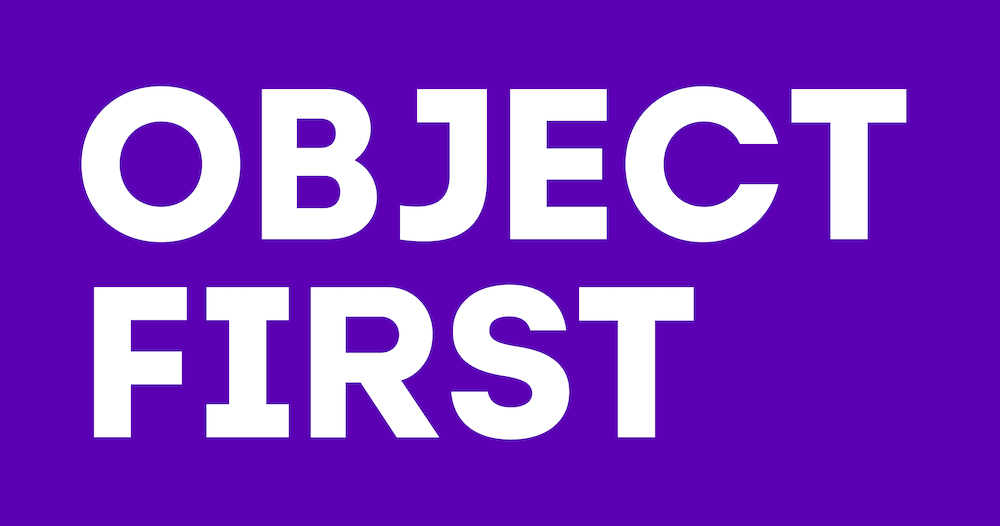 Logotipo corporativo de la empresa Object First. Muestra el nombre de la compañía escrito en dos líneas con letras mayúsculas, gruesas y de color blanco, contrastando sobre un fondo rectangular de color morado sólido.
