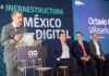 KIO Data Centers supera los 900 millones de dólares invertidos y proyecta expansión hacia 2030 Fotografía de Octavio Camarena, director general de KIO Data Centers, hablando desde un atril de acrílico transparente. Al fondo, el secretario de Economía Marcelo Ebrard y otros dos hombres lo escuchan sentados frente a una gran pantalla con el nombre del orador y un panel con el lema "La infraestructura del México digital".