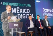 KIO Data Centers supera los 900 millones de dólares invertidos y proyecta expansión hacia 2030 Fotografía de Octavio Camarena, director general de KIO Data Centers, hablando desde un atril de acrílico transparente. Al fondo, el secretario de Economía Marcelo Ebrard y otros dos hombres lo escuchan sentados frente a una gran pantalla con el nombre del orador y un panel con el lema "La infraestructura del México digital".