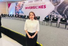 HiRef apuesta por México con planta para enfriar la infraestructura de IA Fotografía de Alejandra Castellanos, directora general de HiRef LATAM, sonriendo frente a la cámara. Viste una blusa blanca de diseño estructurado y falda negra, ubicándose delante de una lona oficial con el texto "Noveno Anuncio de Inversiones" del Gobierno del Estado de Hidalgo.