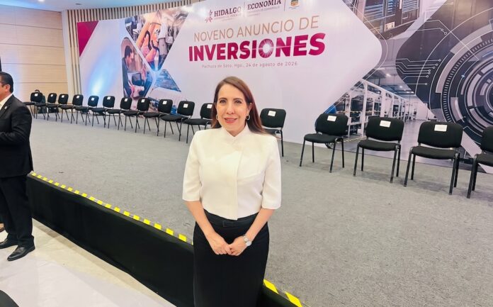 Liderazgo enfocado en la eficiencia energética para la era digital Fotografía de Alejandra Castellanos, directora general de HiRef LATAM, sonriendo frente a la cámara. Viste una blusa blanca de diseño estructurado y falda negra, ubicándose delante de una lona oficial con el texto