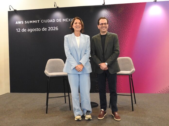 Paula Bellizia y Rubén Mugártegui de pie y sonriendo juntos en el escenario de la rueda de prensa del evento.
