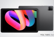TCL TAB 10L Gen 3, una tablet práctica y segura para el regreso a clases Composición visual que muestra dos tablets TCL TAB 10L Gen 3 sobre un fondo gris claro. La unidad en primer plano tiene la pantalla encendida mostrando un gráfico abstracto de cintas en colores vibrantes como rosa, naranja y azul. Detrás de ella, otra tableta exhibe su panel posterior en color gris oscuro mate y el módulo de la cámara trasera.