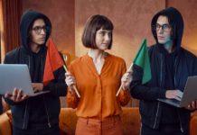 Avast revela que el 53% de los mexicanos cree detectar contenido falso pero el 65% expone sus datos a chatbots de IA Concepto visual en un entorno de oficina donde una mujer vestida con blusa naranja se encuentra entre dos figuras idénticas con sudadera negra con capucha y anteojos sosteniendo laptops; la mujer sostiene una bandera roja hacia la izquierda y una bandera verde hacia la derecha para ejemplificar la toma de decisiones frente a señales de alerta digital.