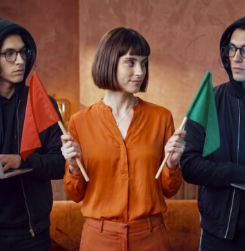 Avast revela que el 53% de los mexicanos cree detectar contenido falso pero el 65% expone sus datos a chatbots de IA Concepto visual en un entorno de oficina donde una mujer vestida con blusa naranja se encuentra entre dos figuras idénticas con sudadera negra con capucha y anteojos sosteniendo laptops; la mujer sostiene una bandera roja hacia la izquierda y una bandera verde hacia la derecha para ejemplificar la toma de decisiones frente a señales de alerta digital.