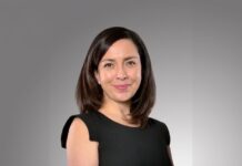Xerox: La nueva oportunidad para el canal: cómo Xerox está transformando el negocio de impresión. Fotografía de retrato de Carlota Blom posando de frente con una ligera sonrisa, vestida con una blusa formal de color negro y sin mangas sobre un fondo neutro en degradado gris.