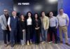 Ingram Micro y Alteryx: La alianza definitiva para democratizar el poder de los datos y la IA Fotografía grupal de ocho ejecutivos e ingenieros especialistas de Ingram Micro y Alteryx posando sonrientes en fila en una sala de eventos frente al fondo institucional de la alianza.