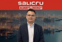 Capacitación y certificación, pilares de Salicru para hacer crecer al canal Fotografía de retrato corporativo de Ernesto Caballero, Sales Executive UPS para Salicru y Stulz México, utilizando anteojos y vestimenta formal sobre un fondo azul sólido.