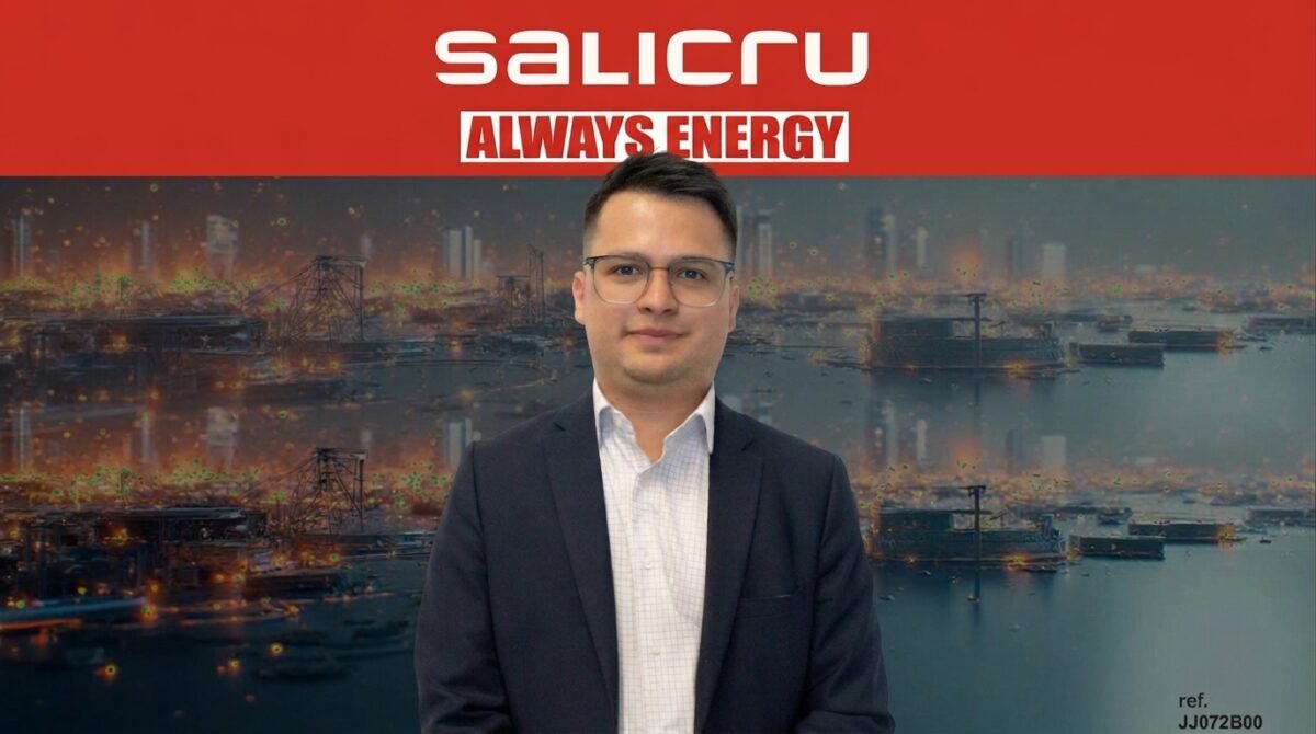 Ernesto Caballero promueve el programa de habilitación técnica y comercial de Salicru en México Fotografía de retrato corporativo de Ernesto Caballero, Sales Executive UPS para Salicru y Stulz México, utilizando anteojos y vestimenta formal sobre un fondo azul sólido.