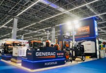 Generac impulsa la transformación energética del sector ferretero en México Fotografía en ángulo abierto del estand de exhibición de Generac en la Expo Nacional Ferretera, iluminado con luces LED azules y blancas, donde se observan diversos equipos de generación eléctrica etiquetados en módulos como "Portátiles", "Residencial" e industrials, incluyendo torres de iluminación y generadores diésel sobre un suelo azul.