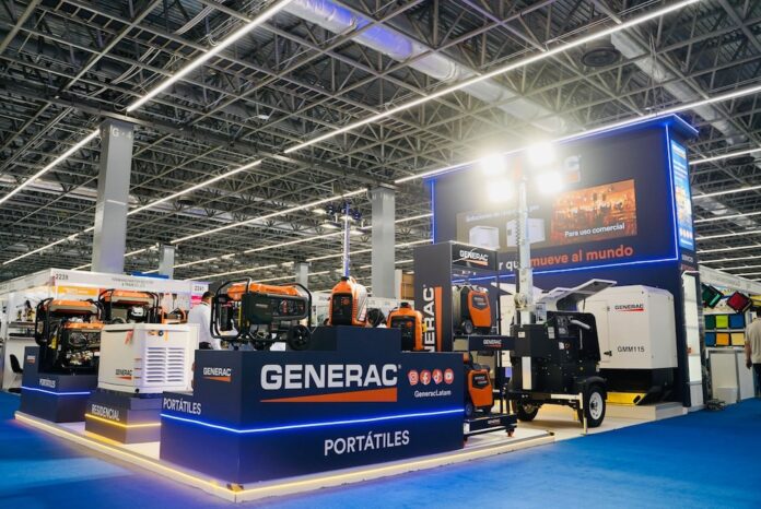 Fotografía en ángulo abierto del estand de exhibición de Generac en la Expo Nacional Ferretera, iluminado con luces LED azules y blancas, donde se observan diversos equipos de generación eléctrica etiquetados en módulos como 