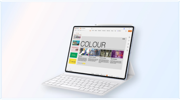 Fotografía de producto en fondo claro de una tablet HUAWEI MatePad Air en color blanco, acoplada a un teclado magnético inteligente y con un lápiz M-Pencil Pro acoplado en la parte superior. La pantalla OLED PaperMatte muestra la interfaz de la suite WPS Office nivel PC ejecutando un editor de presentaciones con menús de ventanas.