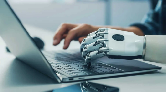 Hostinger integra IA agéntica para transformar la gestión del e-commerce en México Fotografía de concepto tecnológico que muestra en primer plano una mano robótica articulada de color blanco escribiendo sobre el teclado de una computadora portátil plateada.