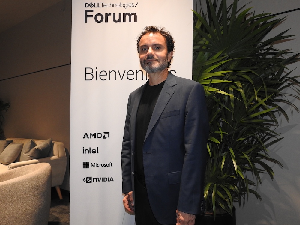 Fotografía de retrato corporativo de Juan Francisco Aguilar, Director General de Dell Technologies México, luciendo saco oscuro y barba recortada junto a una lona institucional con los logotipos de la empresa y sus socios estratégicos AMD, Intel, Microsoft y Nvidia.