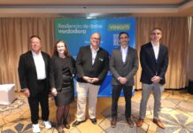 Veeam On Tour 2026: La Evolución hacia una resiliencia de datos holística y una IA segura Cinco ejecutivos de Veeam posan sonrientes en fila frente a un fondo azul del evento Resiliencia de datos verdadera.