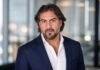 Streambe y la ejecución de IA empresarial en México: cómo convertir innovación y datos en impacto real de negocio Retrato corporativo de Fernando Aldana posando en primer plano con saco azul marino sobre una camisa blanca. Se encuentra mirando fijamente a la cámara con una expresión seria y profesional dentro de un espacio de oficinas bien iluminado.