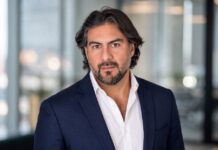 Streambe y la ejecución de IA empresarial en México: cómo convertir innovación y datos en impacto real de negocio Retrato corporativo de Fernando Aldana posando en primer plano con saco azul marino sobre una camisa blanca. Se encuentra mirando fijamente a la cámara con una expresión seria y profesional dentro de un espacio de oficinas bien iluminado.