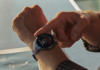 Huawei consolida su liderazgo mundial en wearables tras alcanzar el primer lugar en 2026 Fotografía en primer plano de una persona tocando el borde de la pantalla redonda de un reloj inteligente Huawei de color azul colocado en su muñeca, la cual despliega lecturas de salud en pantalla como saturación de oxígeno SpO2 al 97% y ritmo cardíaco de 78 bpm.