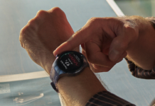 Huawei consolida su liderazgo mundial en wearables tras alcanzar el primer lugar en 2026 Fotografía en primer plano de una persona tocando el borde de la pantalla redonda de un reloj inteligente Huawei de color azul colocado en su muñeca, la cual despliega lecturas de salud en pantalla como saturación de oxígeno SpO2 al 97% y ritmo cardíaco de 78 bpm.