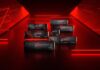 SANDISK Optimus llega a México con SSD de alto rendimiento para gaming, creación e IA Fotografía de varios discos de estado sólido NVMe de la nueva familia SANDISK Optimus flotando en diferentes niveles sobre un fondo oscuro, el cual está decorado con líneas geométricas iluminadas en color neón rojo. En la composición se aprecian distintos modelos y tamaños, incluyendo versiones con y sin disipador térmico de las líneas GX y GX PRO.