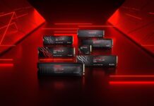 SANDISK Optimus llega a México con SSD de alto rendimiento para gaming, creación e IA Fotografía de varios discos de estado sólido NVMe de la nueva familia SANDISK Optimus flotando en diferentes niveles sobre un fondo oscuro, el cual está decorado con líneas geométricas iluminadas en color neón rojo. En la composición se aprecian distintos modelos y tamaños, incluyendo versiones con y sin disipador térmico de las líneas GX y GX PRO.