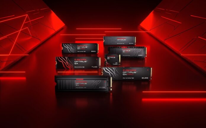 Fotografía de varios discos de estado sólido NVMe de la nueva familia SANDISK Optimus flotando en diferentes niveles sobre un fondo oscuro, el cual está decorado con líneas geométricas iluminadas en color neón rojo. En la composición se aprecian distintos modelos y tamaños, incluyendo versiones con y sin disipador térmico de las líneas GX y GX PRO.