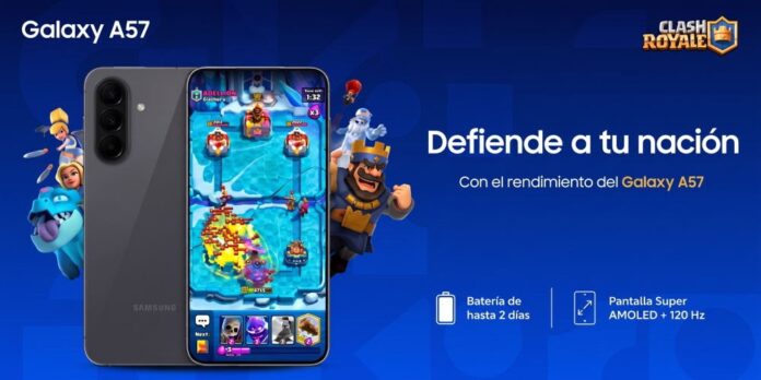 Banner promocional horizontal en tonos azules que muestra el frente y la parte posterior del smartphone Samsung Galaxy A57. La pantalla del dispositivo exhibe una partida en curso del videojuego Clash Royale, rodeada por personajes icónicos del título, los logotipos oficiales de Galaxy A57 y Clash Royale, la frase 