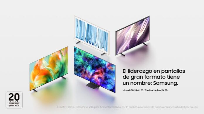 Samsung lidera el mercado total de pantallas y televisores de gran formato en México Composición publicitaria sobre fondo blanco claro que presenta cuatro televisores Samsung encendidos dispuestos en perspectiva, mostrando imágenes coloridas e abstractas en sus pantallas, junto con la frase