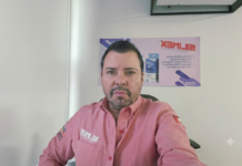 Silimex premia el éxito y desempeño de la fuerza de ventas de Grupo CVA con un viaje a Cancún Fotografía de retrato de Alfredo Álvarez Buylla, Gerente de ventas de Silimex. Aparece mirando directamente a la cámara, vistiendo una camisa de tono rosa salmón con el logotipo de la marca bordado en el pecho derecho. Al fondo, sobre una pared blanca, se observa un póster publicitario de los productos y kits de limpieza de la compañía.