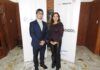 CompuSoluciones y Microsoft transforman el mercado tecnológico con la estrategia Edge to Cloud Fotografía de plano entero que muestra a Carlos Enrique García y Adriana Valdez posando juntos de pie sobre un piso de piedra clara, frente a mamparas publicitarias de Windows 11 y CompuSoluciones.