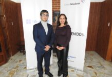 CompuSoluciones y Microsoft transforman el mercado tecnológico con la estrategia Edge to Cloud Fotografía de plano entero que muestra a Carlos Enrique García y Adriana Valdez posando juntos de pie sobre un piso de piedra clara, frente a mamparas publicitarias de Windows 11 y CompuSoluciones.