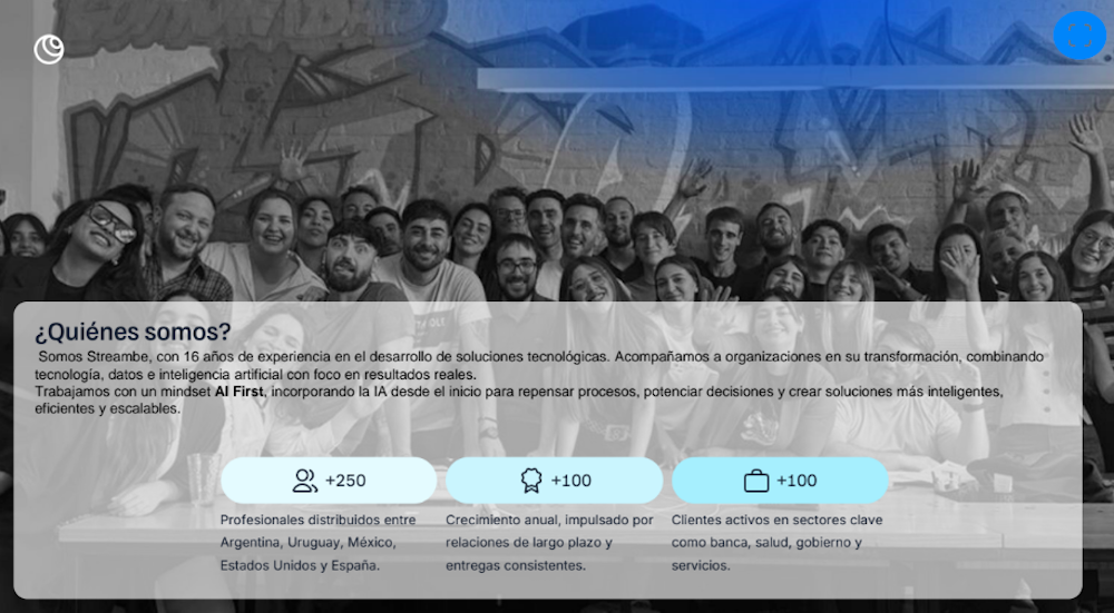 Diapositiva institucional de Streambe con fondo azul y foto grupal de su equipo, detallando sus 16 años de trayectoria y cifras clave como más de 250 profesionales, 100 relaciones a largo plazo y 100 clientes activos en sectores clave.