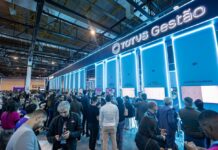 Universo TOTVS 2026 impulsará la IA aplicada y los negocios en Latinoamérica Fotografía en ángulo panorámico de la concurrida área de exhibición tecnológica en Universo TOTVS, iluminada con letreros neón azules donde destaca la marca "TOTVS Gestão" e interactivos de consulta divididos en módulos numerados para sectores como salud y logística.