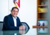 El canal ante la era de la IA y los servicios: La visión estratégica de CompuSoluciones y HP Fotografía de retrato corporativo en plano medio de Víctor Manuel Urzúa, subdirector comercial de CompuSoluciones, sonriendo con las manos entrelazadas sobre un escritorio de cristal en su oficina.