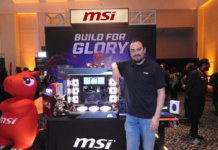 MSI redefine el rendimiento extremo con su nuevo arsenal tecnológico para entusiastas Fotografía en plano medio de Yaid Ali Nahle, Territory Manager para MSI México, apoyado sonriente sobre el gabinete Maestro 900 con iluminación RGB en el estand corporativo "BUILD FOR GLORY" de MSI, junto al inflable del dragón mascota de la marca.