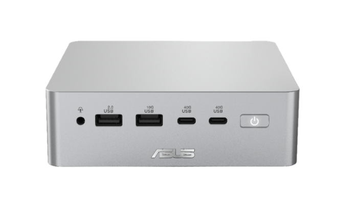 Vista frontal de la mini PC con IA ASUS Ascent QN10 en chasis de aluminio color plateado metálico, mostrando sus puertos E/S de alta velocidad incluidos conector de audio, USB 2.0, USB 10G, dos puertos USB-C 40G y el botón de encendido con indicador LED.