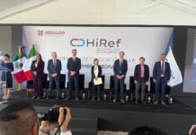 HiRef invierte 200 MDP en Hidalgo para impulsar el enfriamiento sustentable de la IA Fotografía en plano entero de las autoridades de HiRef, el Gobierno de Hidalgo, la Embajada de Italia y la Cámara de Comercio Italiana posando de pie en el presidium durante la ceremonia oficial del anuncio de la planta de manufactura avanzada.
