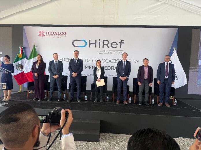 Fotografía en plano entero de las autoridades de HiRef, el Gobierno de Hidalgo, la Embajada de Italia y la Cámara de Comercio Italiana posando de pie en el presidium durante la ceremonia oficial del anuncio de la planta de manufactura avanzada.