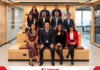 Canon Mexicana y Avance consolidan alianza para liderar el mercado de impresión de gran formato en México Fotografía grupal corporativa que muestra a directivos y colaboradores de Canon Mexicana y Avance y Tecnología en Plásticos sonriendo y distribuidos en gradas de madera en el interior del nuevo showroom, con el logotipo de Canon enmarcado en una franja roja y blanca en la parte inferior.