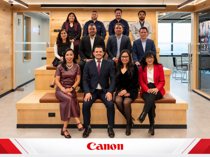Canon Mexicana y Avance y Tecnología en Plásticos celebran alianza para potenciar la impresión de gran formato Fotografía grupal corporativa que muestra a directivos y colaboradores de Canon Mexicana y Avance y Tecnología en Plásticos sonriendo y distribuidos en gradas de madera en el interior del nuevo showroom, con el logotipo de Canon enmarcado en una franja roja y blanca en la parte inferior.