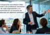 Castelec: cómo un ERP frena los sobrecostos y la dispersión de datos en las PyMEs Fotografía de un ejecutivo de pie en una sala de juntas señalando un diagrama de flujo y nodos de procesos sobre un muro de cristal frente a tres colaboradores atentos, acompañada por una burbuja de diálogo con una cita de Carlos Castellanos Leal, Director Comercial y de Servicio de Castelec Internacional.