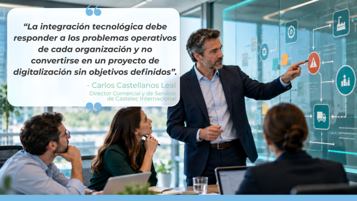 Carlos Castellanos Leal promueve la integración tecnológica orientada a resolver problemas operativos reales Fotografía de un ejecutivo de pie en una sala de juntas señalando un diagrama de flujo y nodos de procesos sobre un muro de cristal frente a tres colaboradores atentos, acompañada por una burbuja de diálogo con una cita de Carlos Castellanos Leal, Director Comercial y de Servicio de Castelec Internacional.