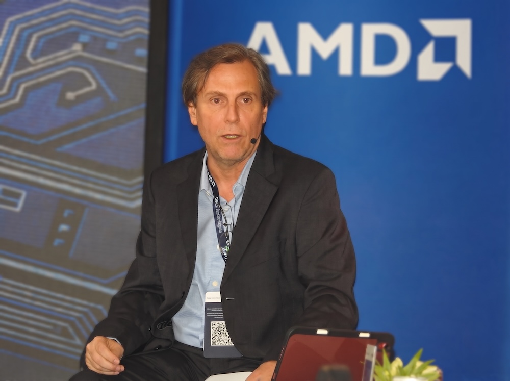 Fotografía en plano medio de Christian Abate, Líder del Área de Seguridad y Resiliencia en Dell Technologies, vistiendo saco oscuro y micrófono de solapa mientras habla concentrado en el foro.